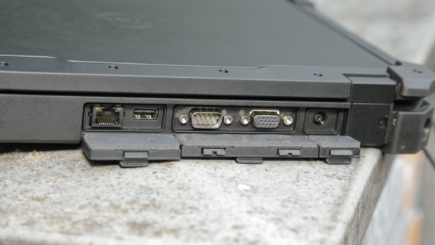 Eine serielle Schnittstelle ist vorhanden. (Bild: Fabian Hamacher/Golem.de)